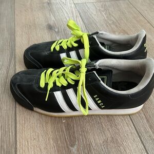 Men’s Adidas Originals Samoa sneakers black and yellow size 8.5